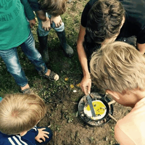 Met de hele klas een maaltijd klaarmaken op houtvuur, hoe leuk is dat?