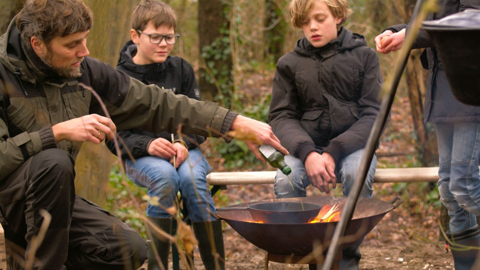 Een van de outdoor activiteiten die we aanbieden, is het koken op houtvuur. Een uitdagende workshop voor kids.