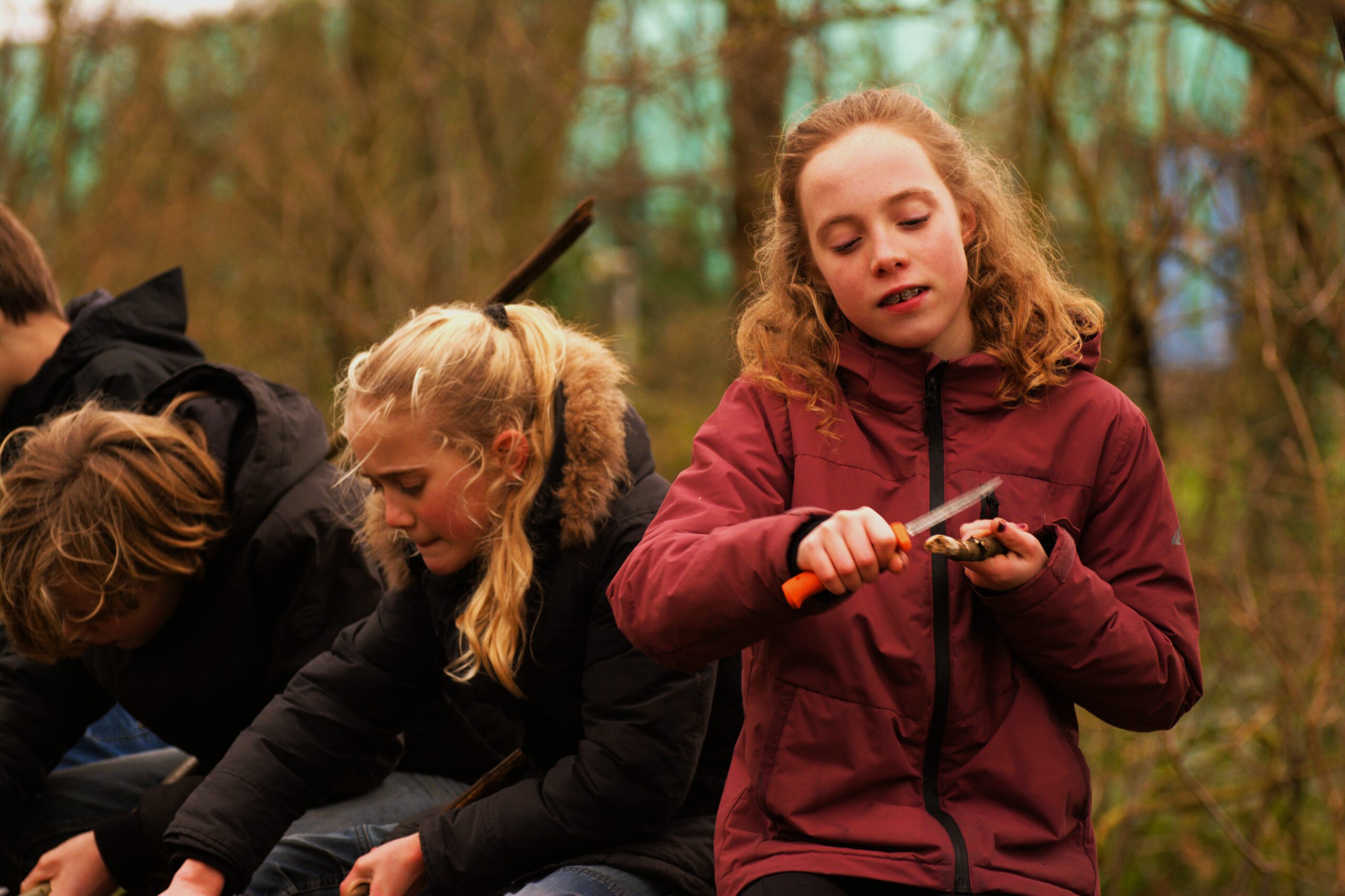 Werken met mes en bijl is een van de outdoor skills die je bij BosBrein leert.