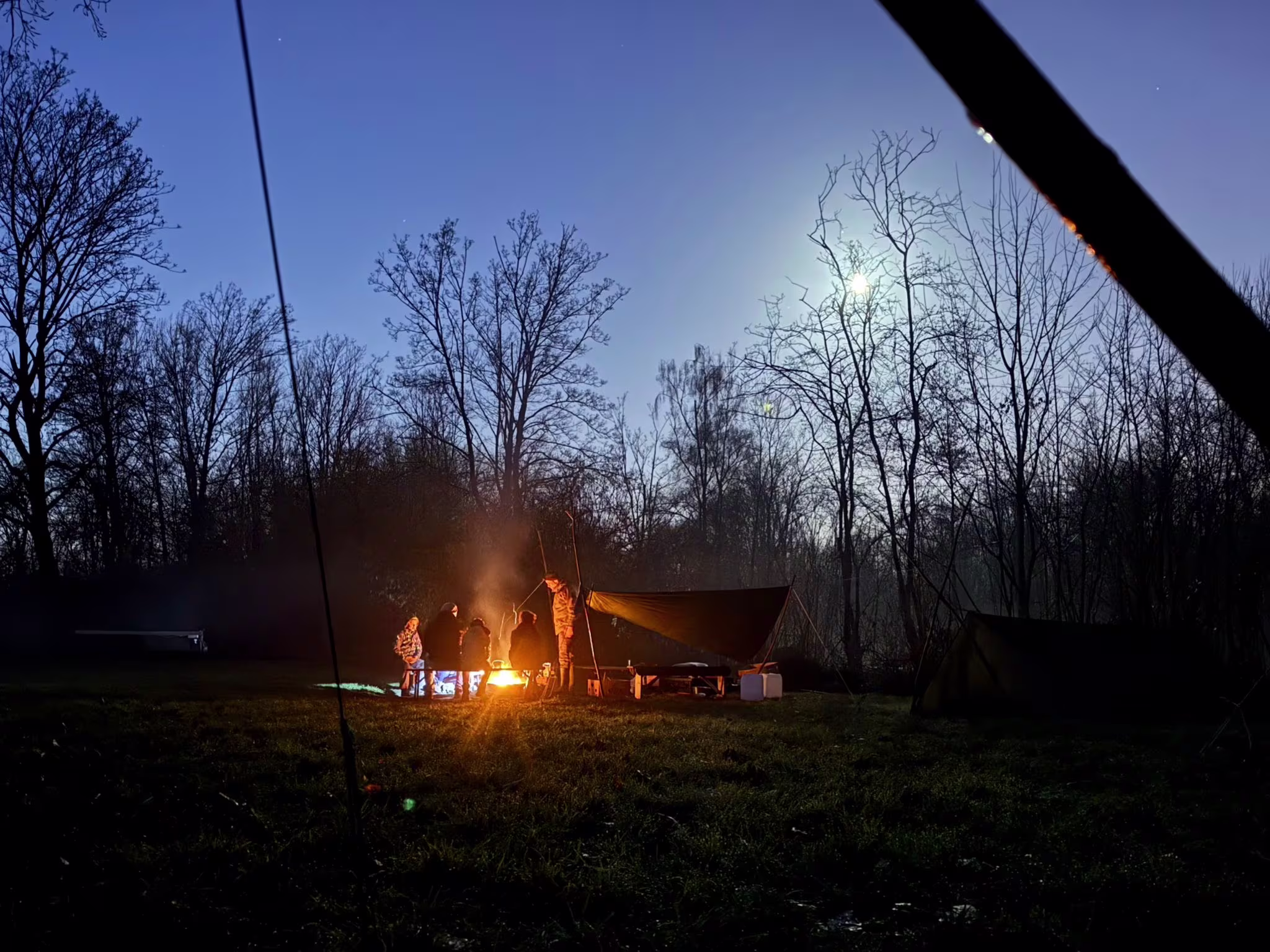 Een overnachting in het bos is een avontuurlijke beleving voor ouder en kind.